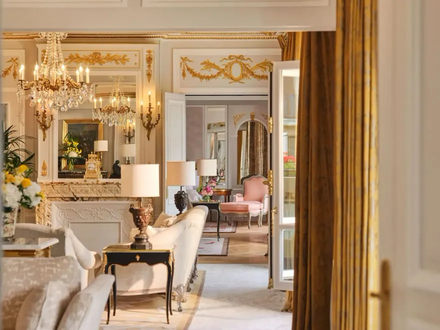 Images of the Royal Suite of the Plaza Athénée