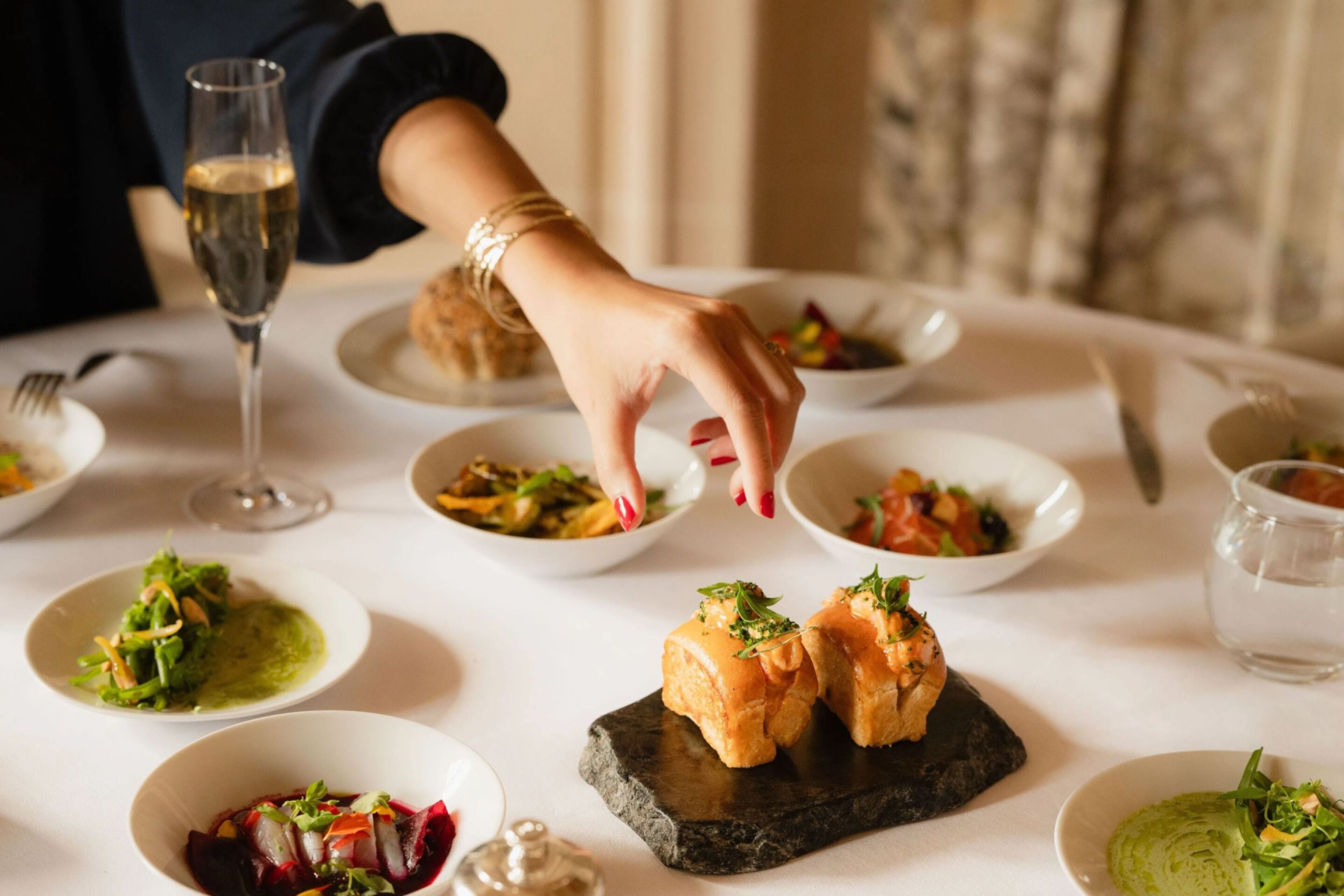 This visuals shows the brunch served in restaurant Le Meurice Alain Ducasse in Le Meurice. 