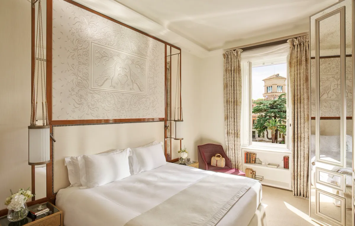 Bedroom of Classic suite with view at Hotel Eden, Rome