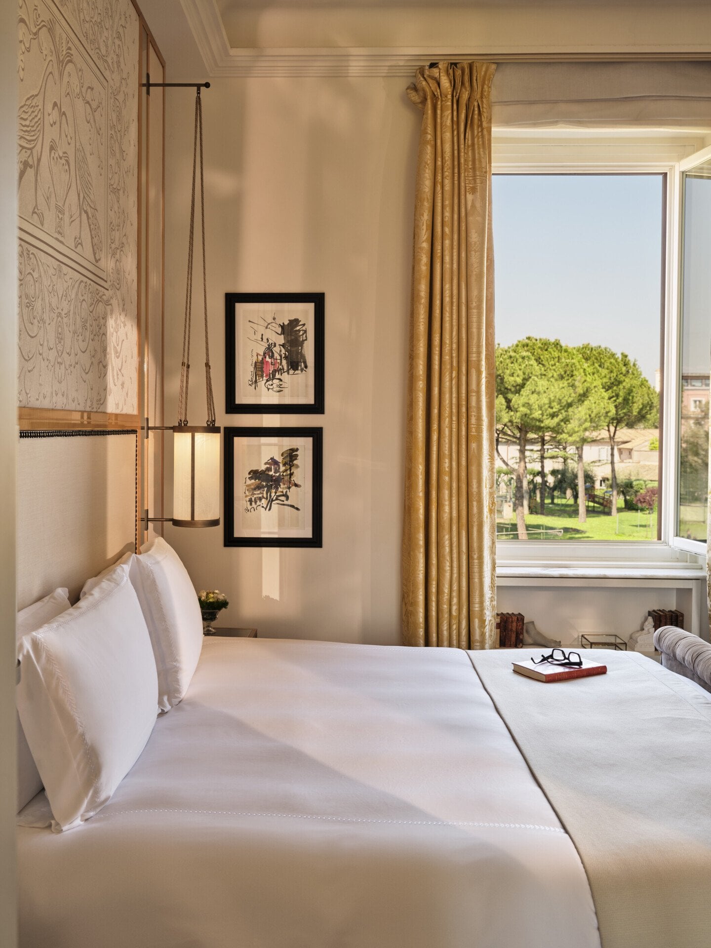 Bedroom with view at Eden Suite, Hotel Eden 