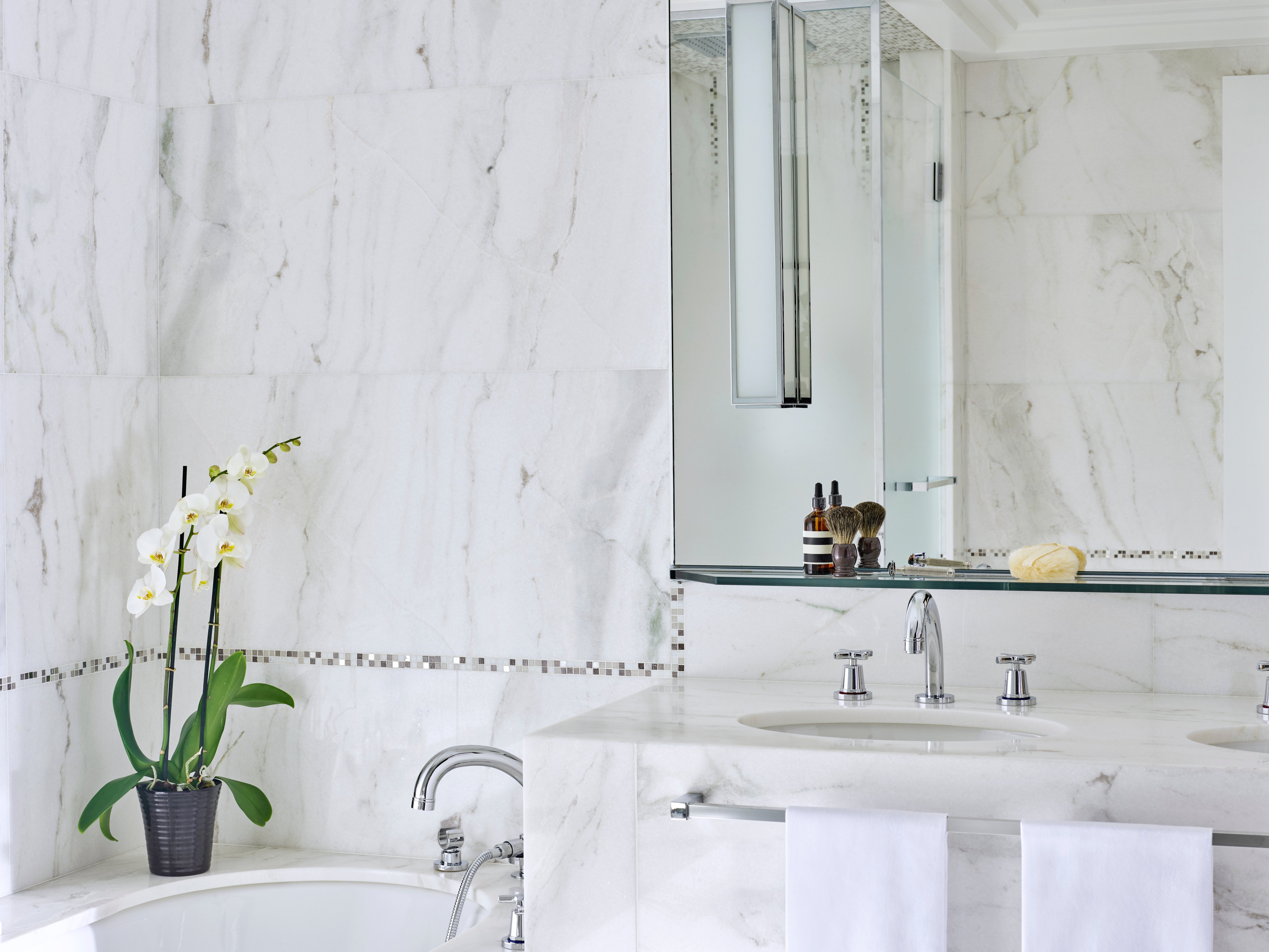 Bathroom of a Deluxe Junior Suite at Hotel Plaza Athénée