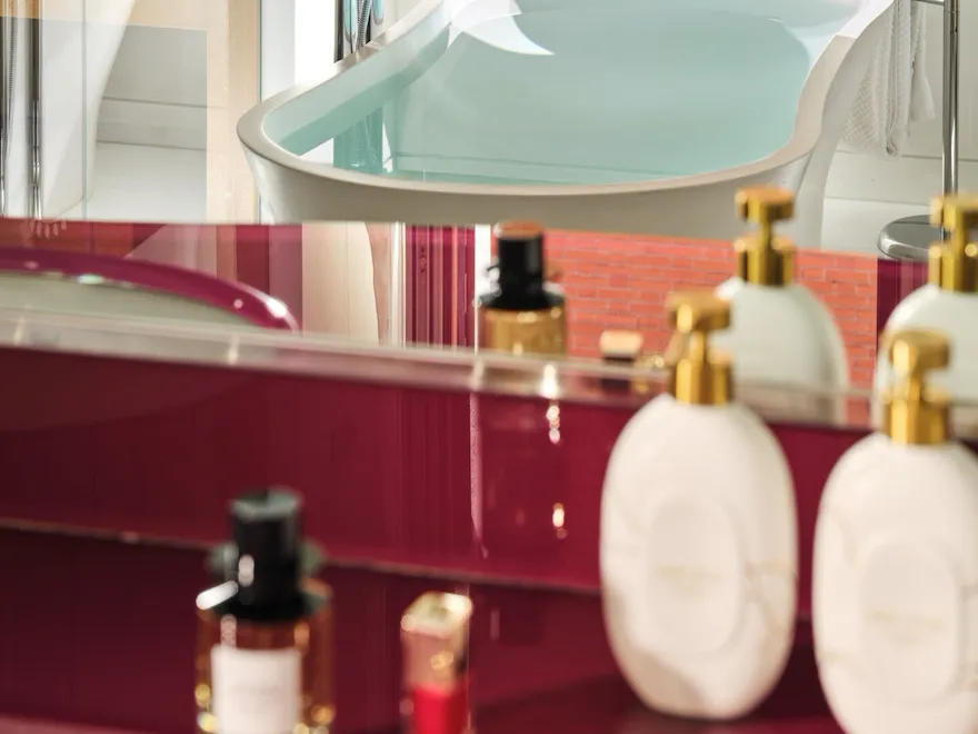 Principe Suite Bathroom with accessorize